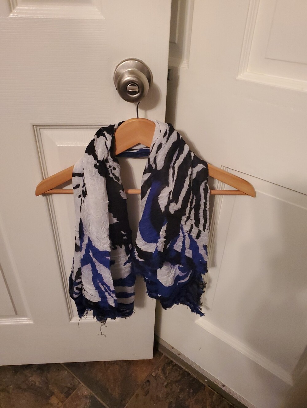 Blue White Black Womens Fashiom Scarf Preowned